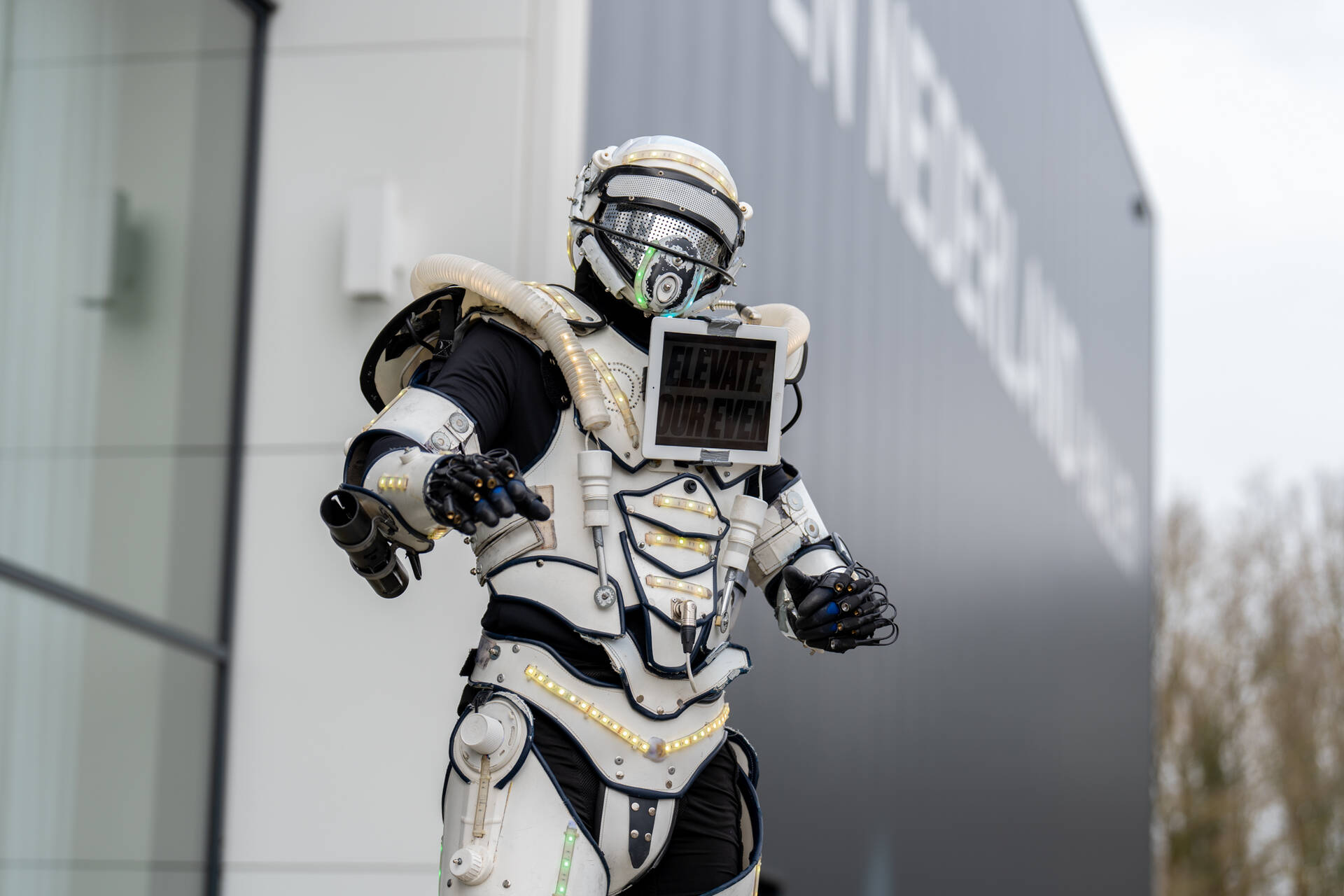 Robot bij de entree voor een evenement bij de Midden Nederland Hallen